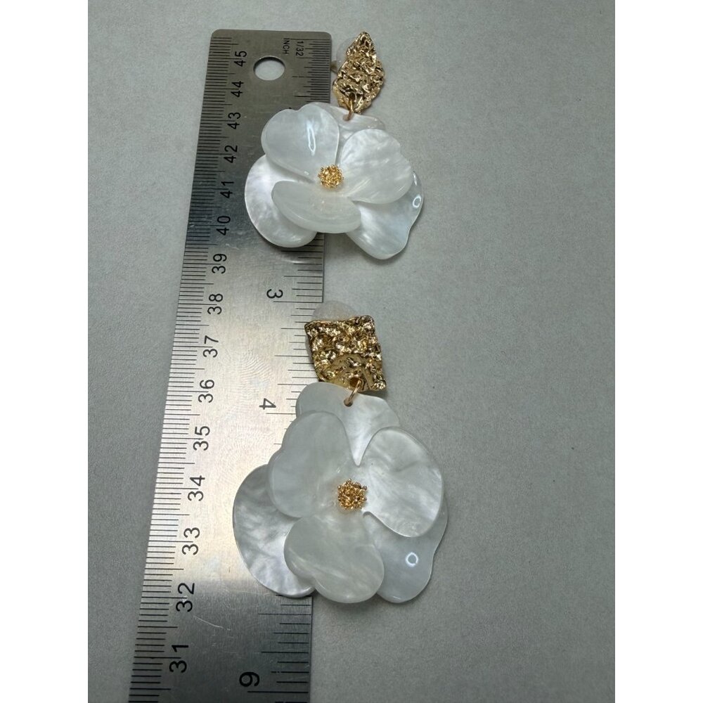 Acrylic Mother of Pearl Style Flower Earrings Gold Tone Statement Women Jewelry - Picture 3 of 4